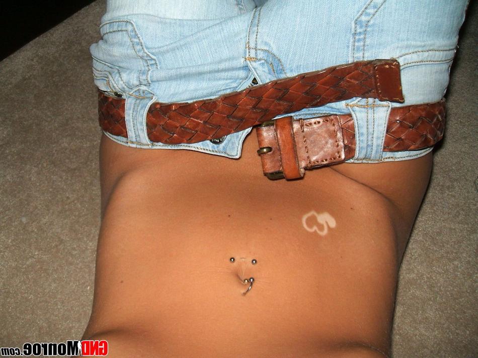 12P Amadora loira de olhos azuis tira fotos de si mesma de maneira provocante