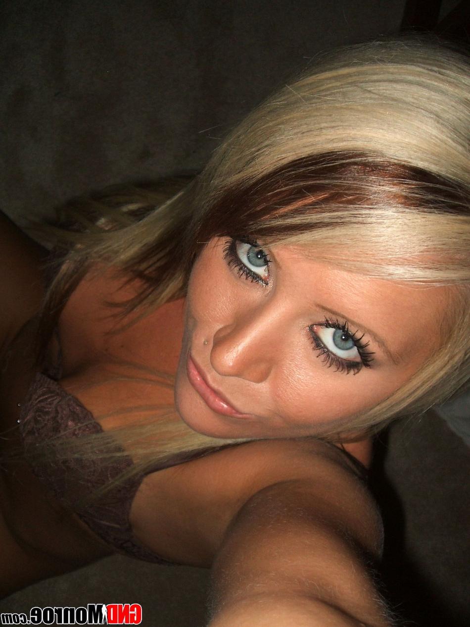 12P Amadora loira de olhos azuis tira fotos de si mesma de maneira provocante