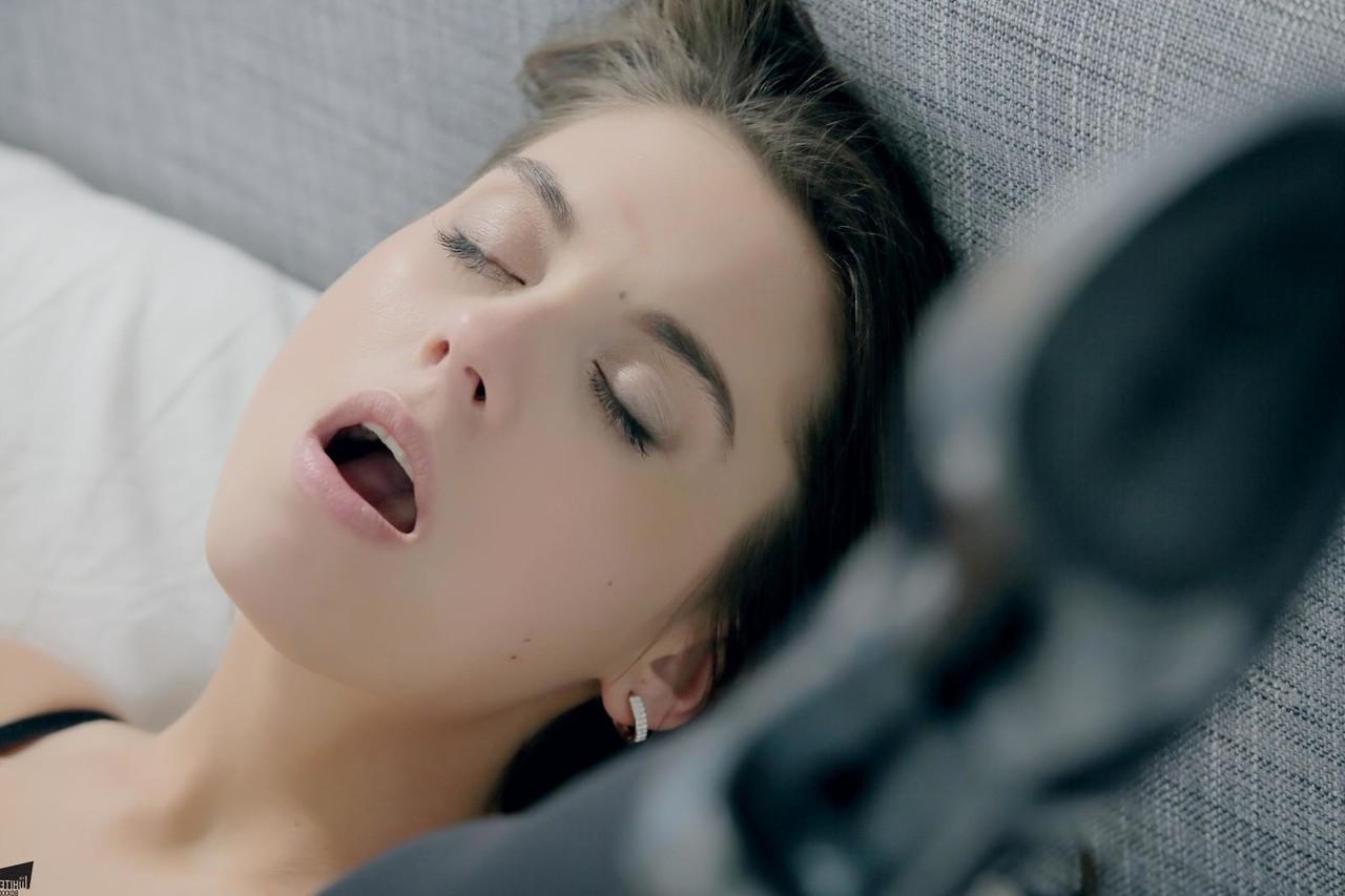 19P Lésbicas adolescentes surpreendentes em lindas lingerie preta fazem amor na cama branca