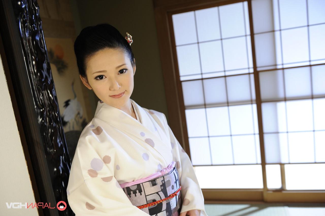 15P La adorable japonesa Yui Watanabe tiene sexo oral con un negro
