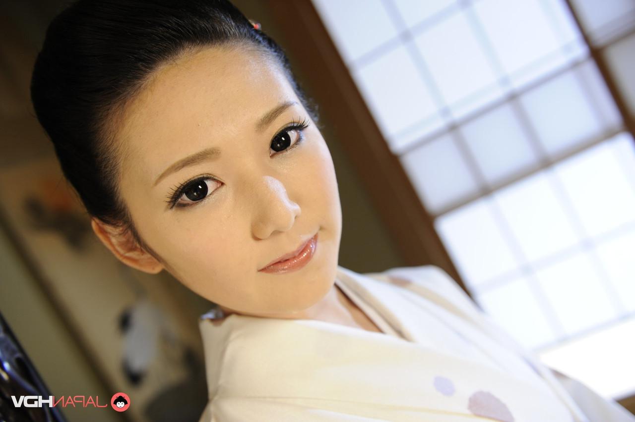 15P La adorable japonesa Yui Watanabe tiene sexo oral con un negro