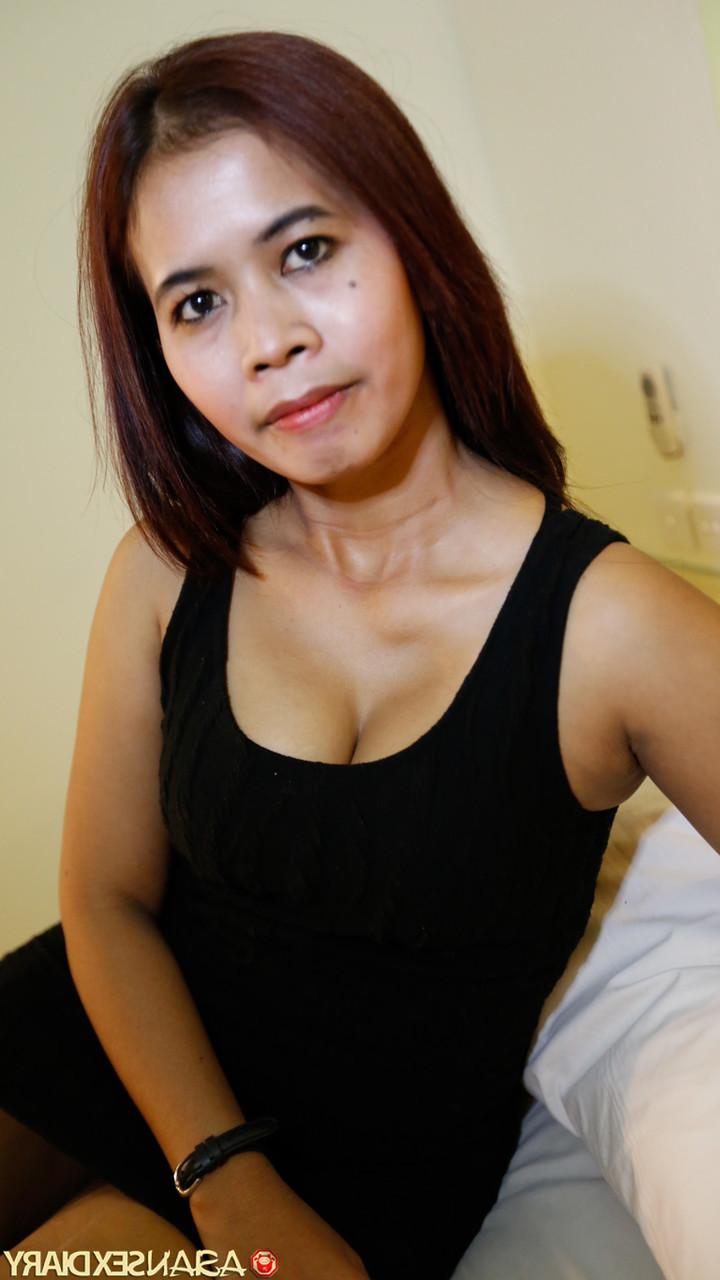 20P A amadora asiática Felly se despe e mostra sua bunda gorda antes do sexo POV