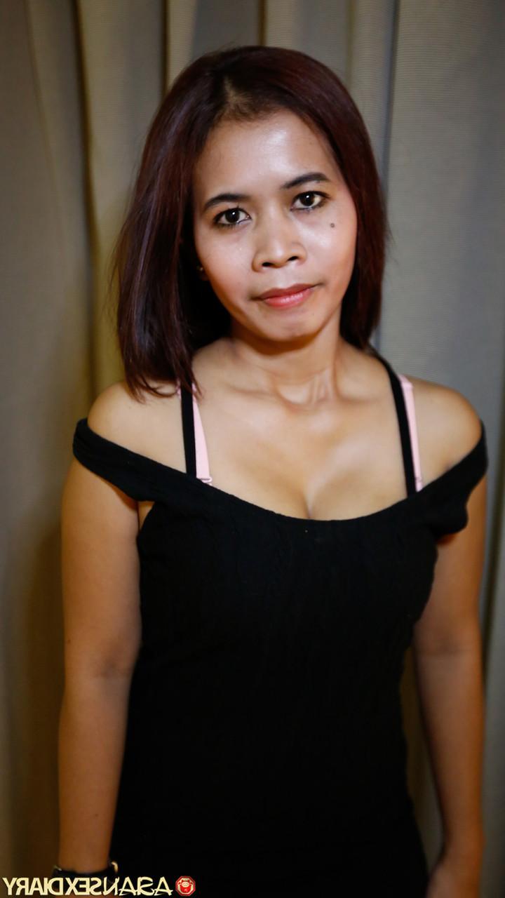 20P A amadora asiática Felly se despe e mostra sua bunda gorda antes do sexo POV