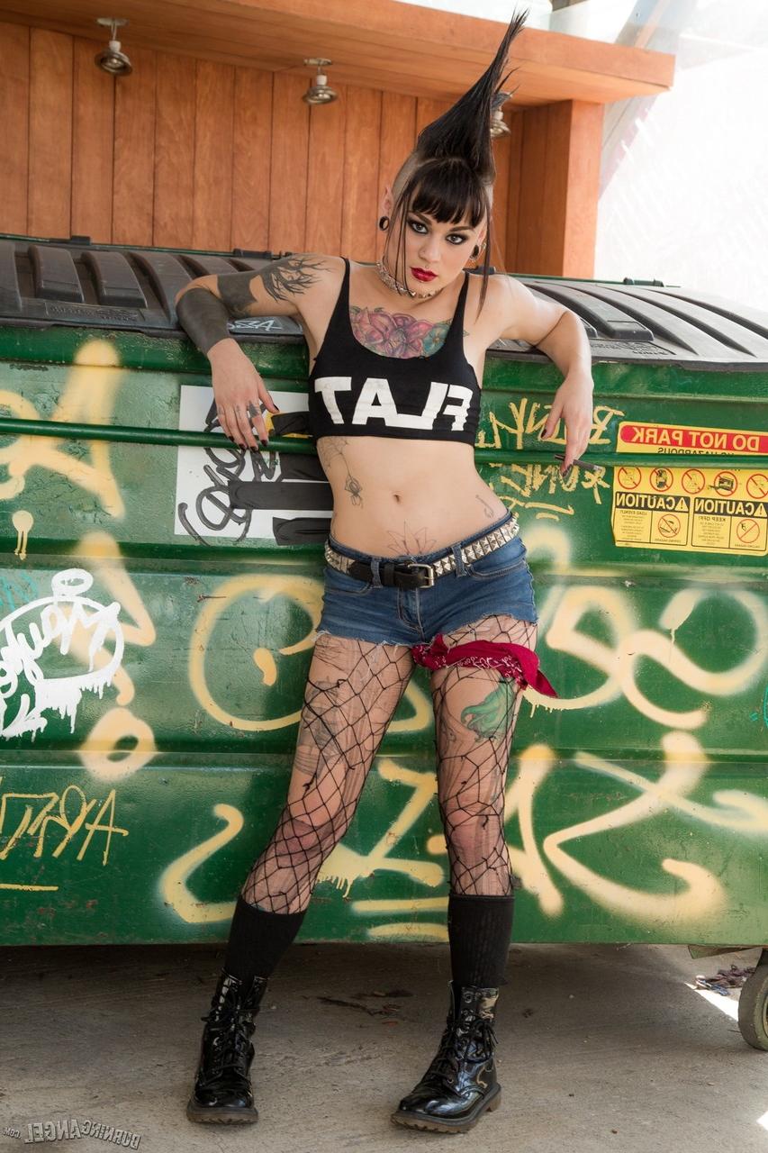 17P Amelia Dire, la punk con mohicano, se deja caer las medias de red para abrir su delicioso culo en un callejón
