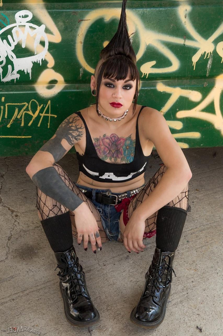 17P Amelia Dire, la punk con mohicano, se deja caer las medias de red para abrir su delicioso culo en un callejón