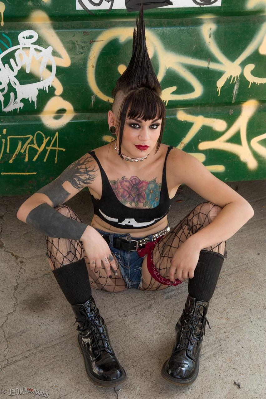 17P Amelia Dire, la punk con mohicano, se deja caer las medias de red para abrir su delicioso culo en un callejón