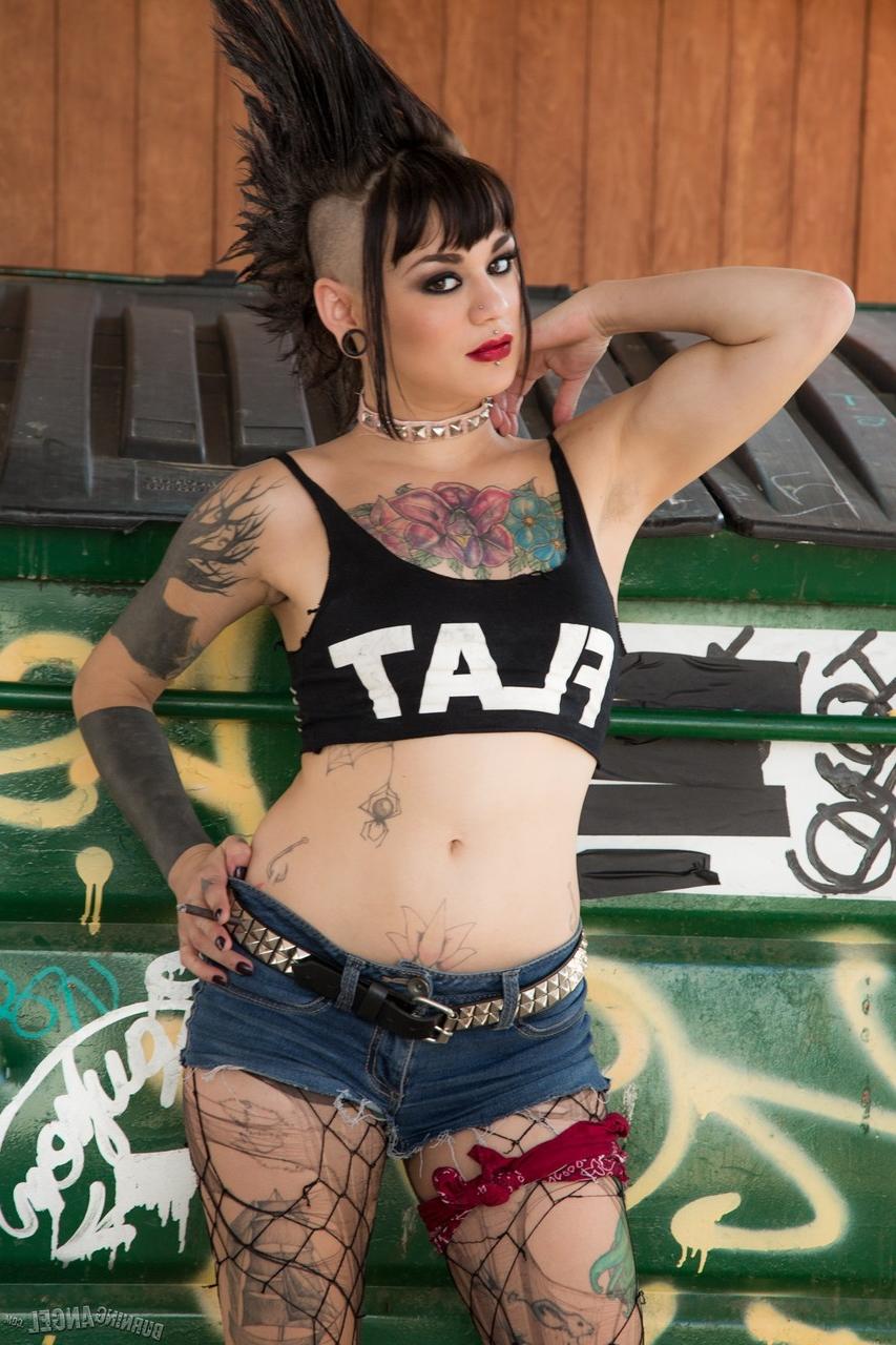 17P Amelia Dire, la punk con mohicano, se deja caer las medias de red para abrir su delicioso culo en un callejón