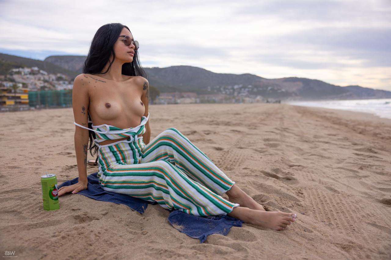 20P A latina Dulce de tirar o fôlego tira sua roupa colorida e posa nua