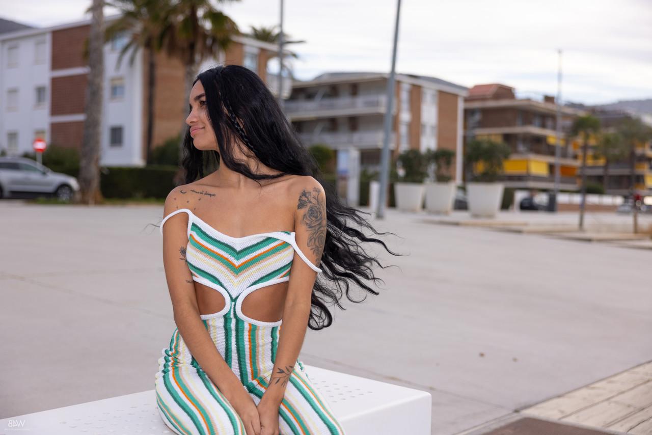 20P A latina Dulce de tirar o fôlego tira sua roupa colorida e posa nua