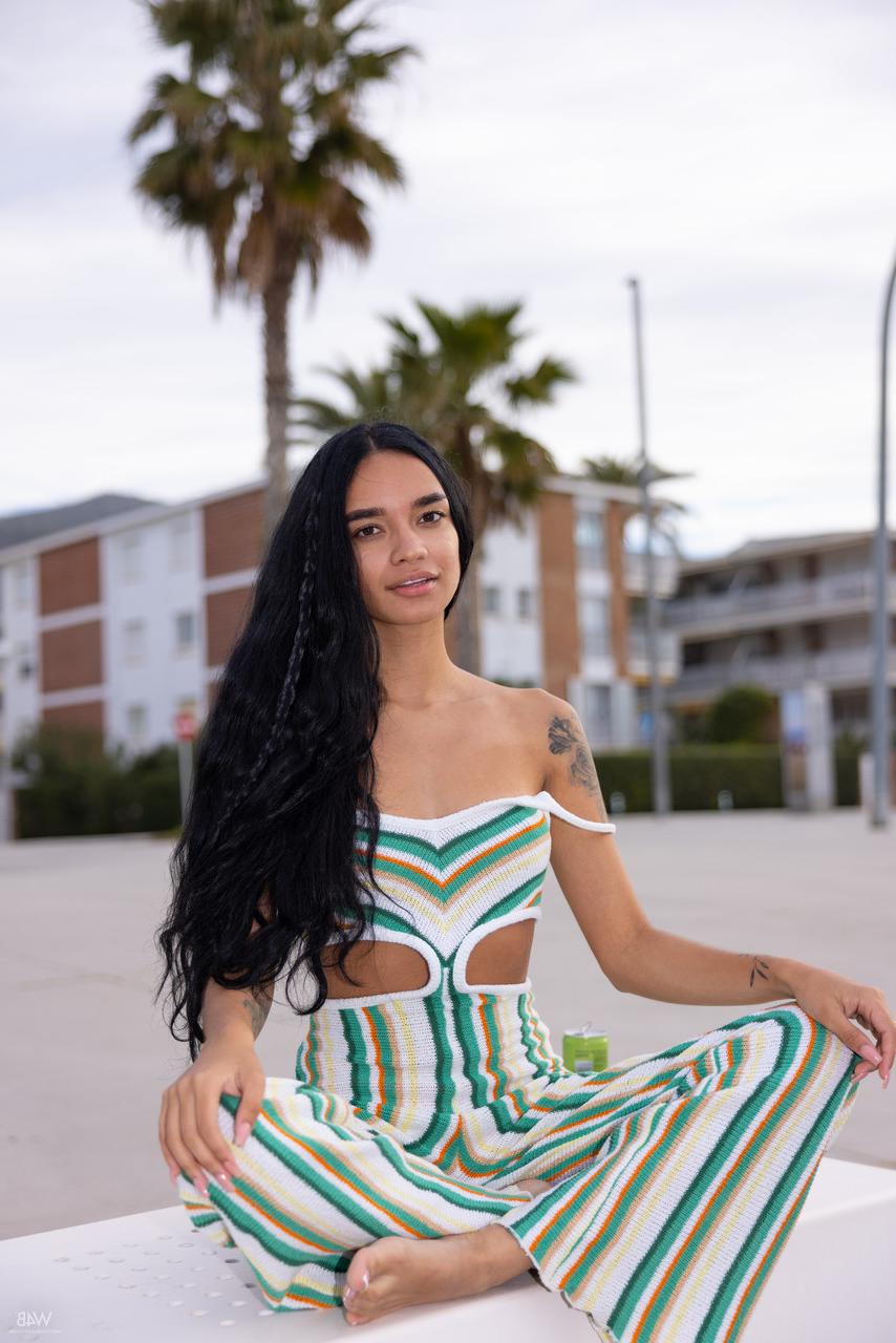20P A latina Dulce de tirar o fôlego tira sua roupa colorida e posa nua