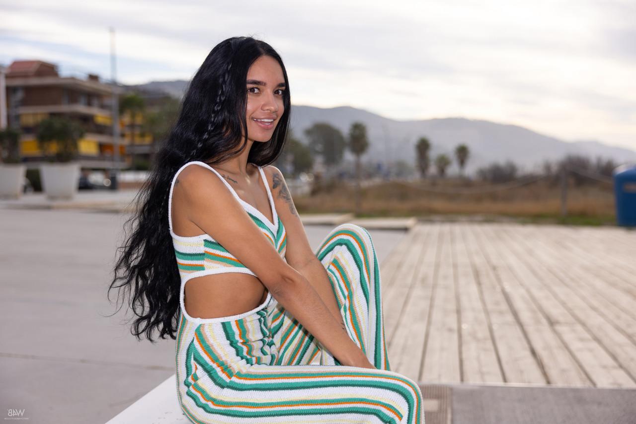 20P A latina Dulce de tirar o fôlego tira sua roupa colorida e posa nua