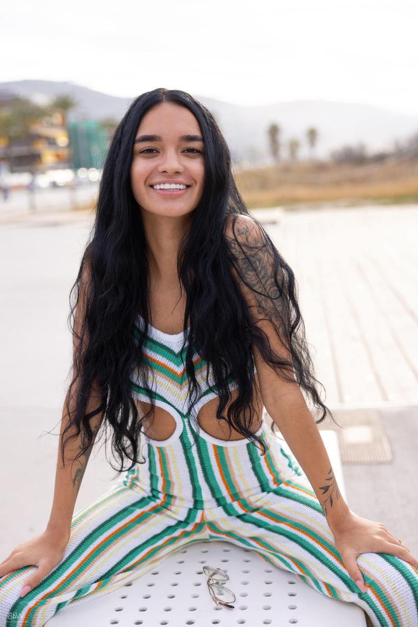 20P A latina Dulce de tirar o fôlego tira sua roupa colorida e posa nua