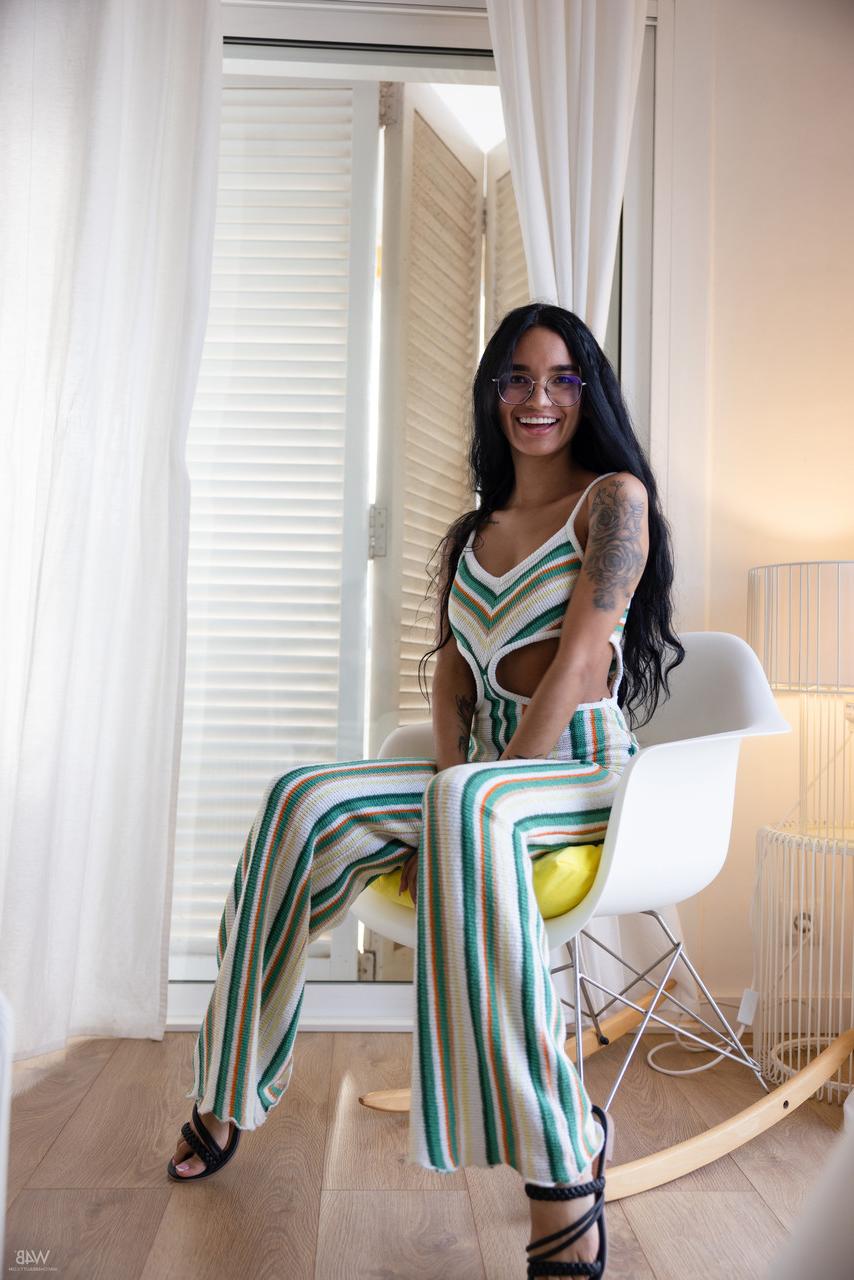 20P A latina Dulce de tirar o fôlego tira sua roupa colorida e posa nua