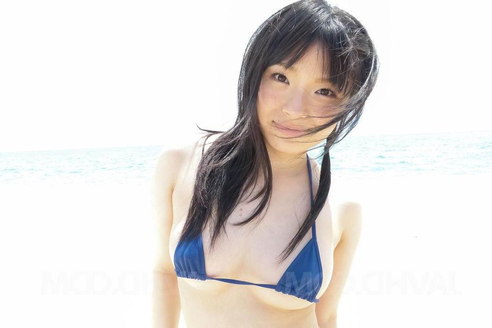 15P A japonesa Hina Maeda perde o biquíni enquanto dá prazer a um pau na praia