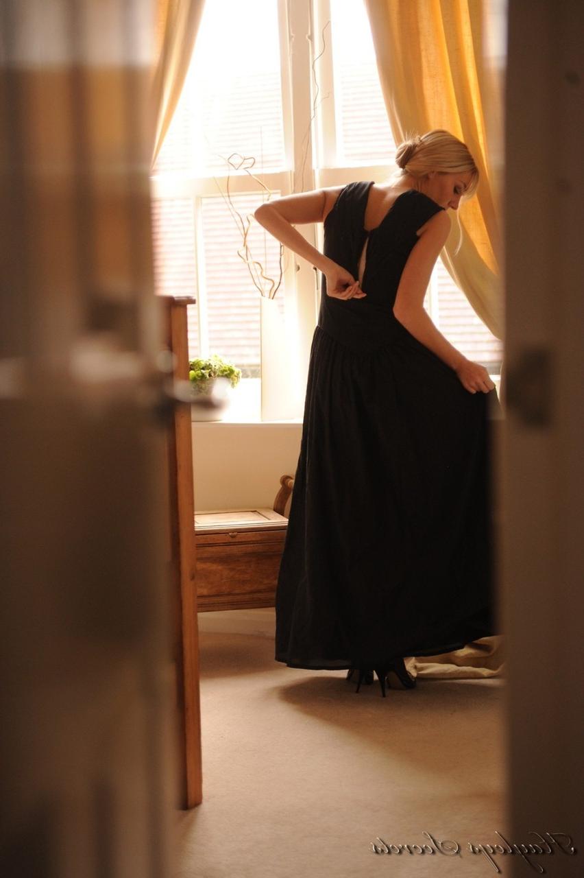 12P La chaude blonde Hayley Marie Coppin se déshabille alors que personne ne regarde.
