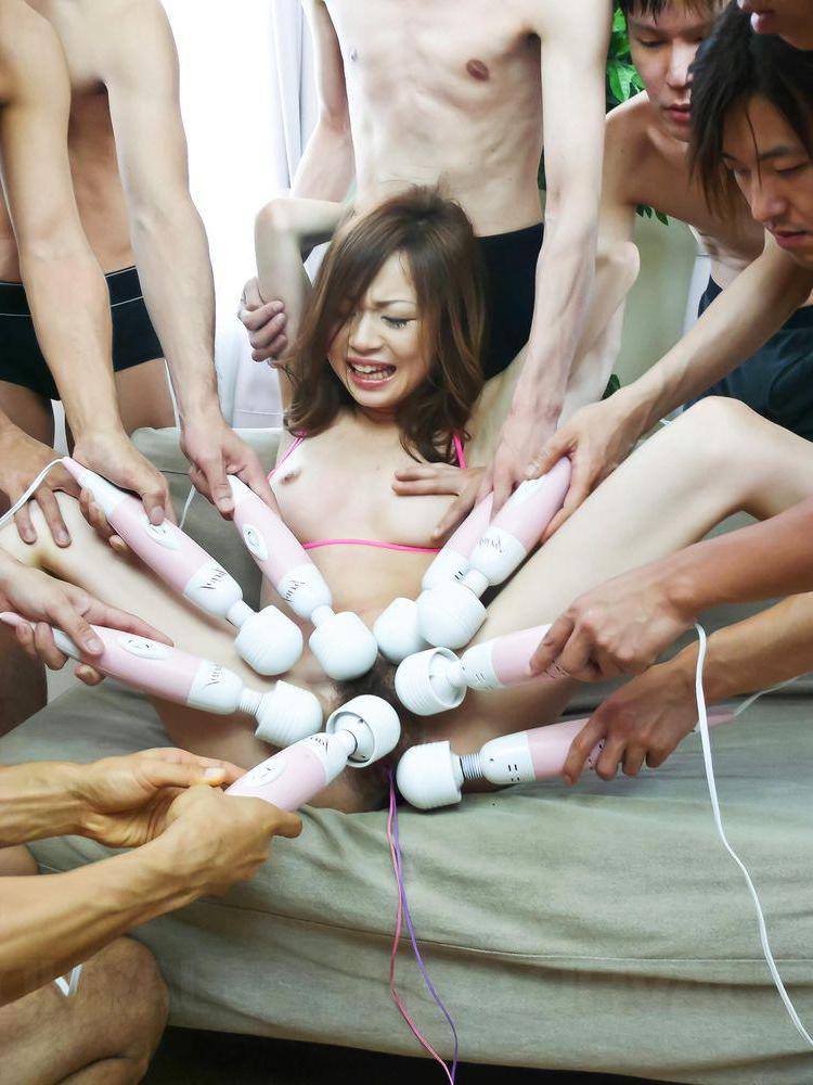15P La flaca japonesa Sara Seori es masturbada por un grupo de chicos a la vez