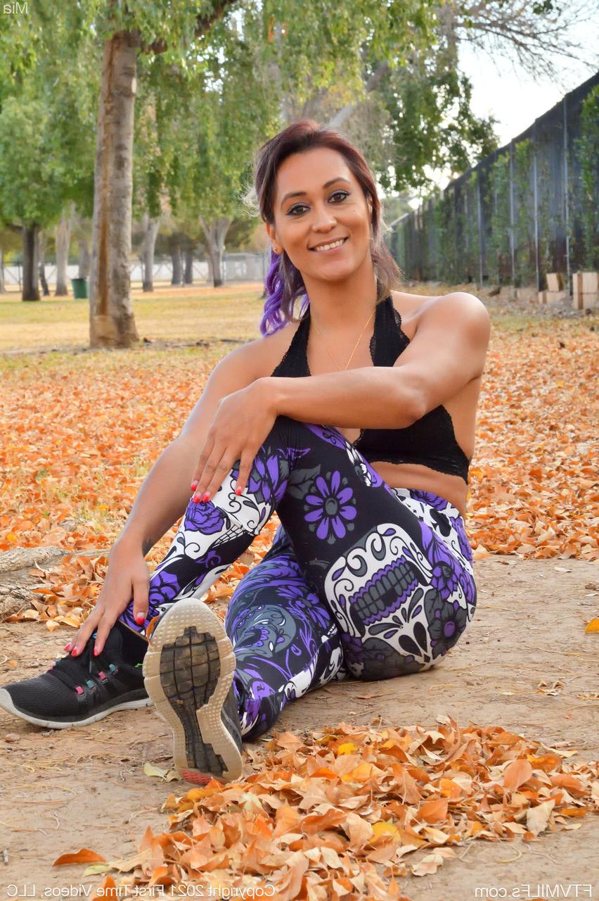 20P Amadora MILF Mia revela seus peitos pequenos e brinca com folhas caídas em calças de ioga