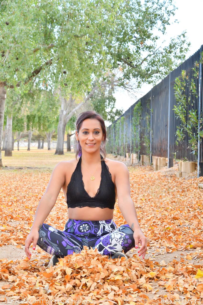 20P Amadora MILF Mia revela seus peitos pequenos e brinca com folhas caídas em calças de ioga