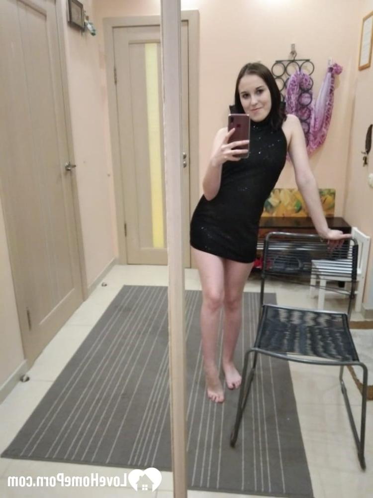 20P Zierlicher amerikanischer Teenager macht Selfies, während er im Spiegel posiert und sich auszieht