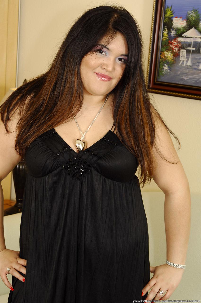 20P A gordinha amadora Lexxus tira sua roupa preta e mostra sua vulva espessa