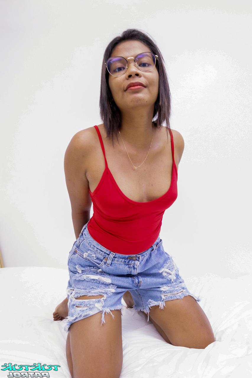 20P Amadora gostosa de óculos Mayrisa mostra seus lindos peitos e sua bunda grande