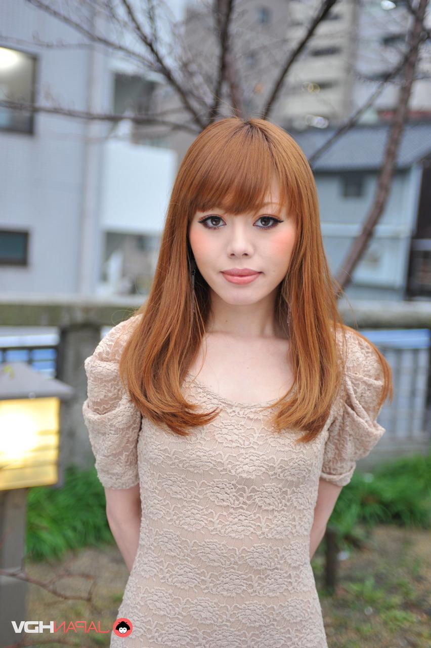 15P Das heiße japanische Mädchen mit roten Haaren Reika Kitahara posiert im Freien in einem kurzen Kleid
