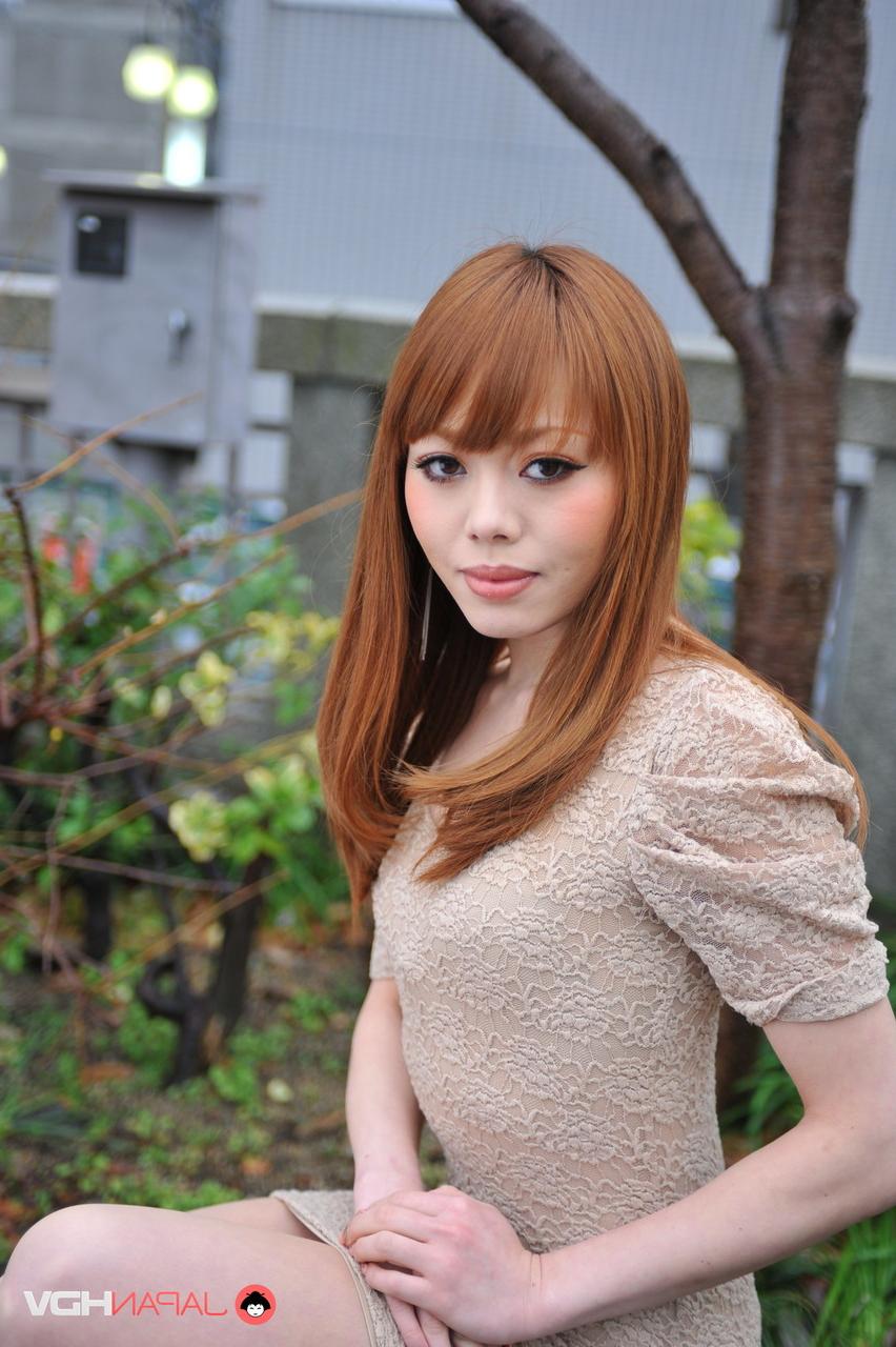 15P Das heiße japanische Mädchen mit roten Haaren Reika Kitahara posiert im Freien in einem kurzen Kleid