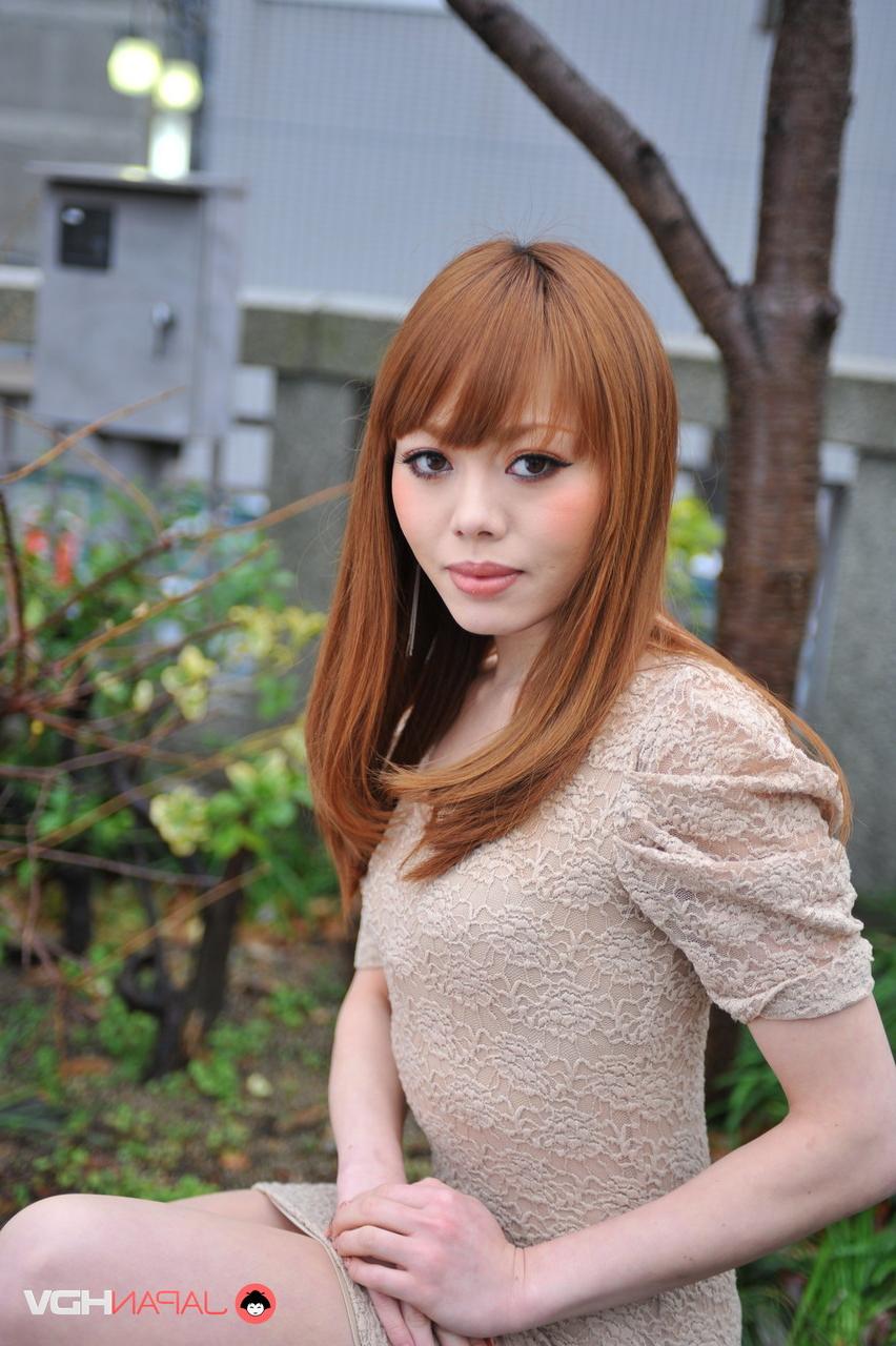 15P Das heiße japanische Mädchen mit roten Haaren Reika Kitahara posiert im Freien in einem kurzen Kleid