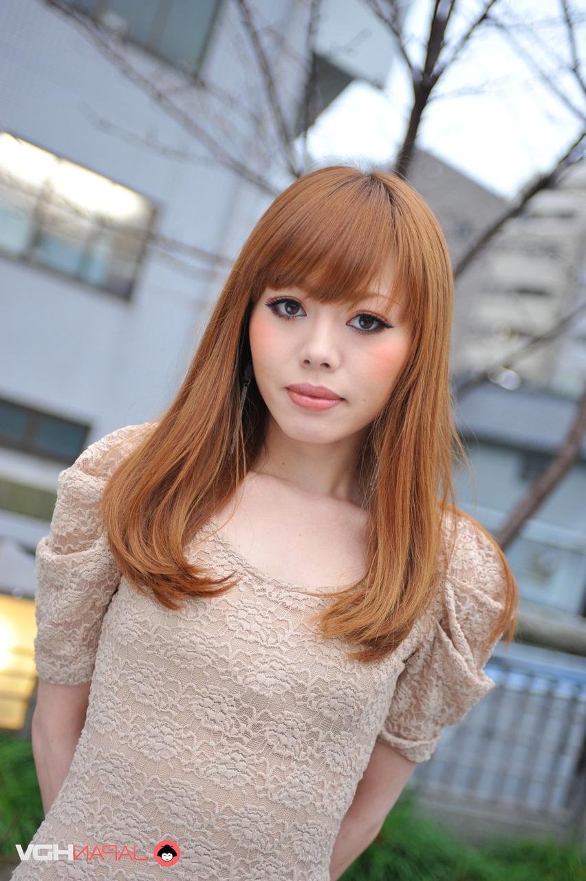 15P Das heiße japanische Mädchen mit roten Haaren Reika Kitahara posiert im Freien in einem kurzen Kleid
