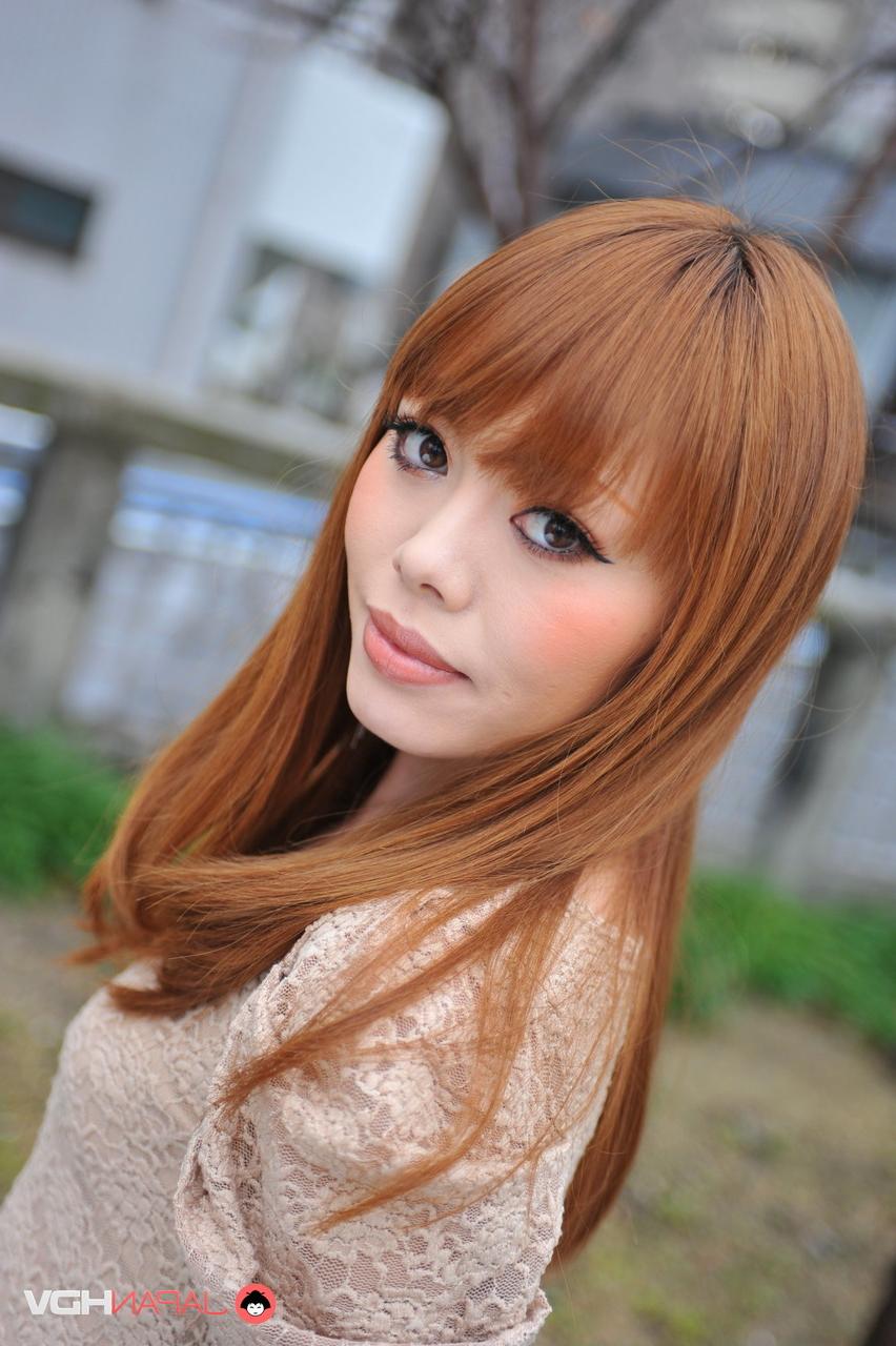 15P Das heiße japanische Mädchen mit roten Haaren Reika Kitahara posiert im Freien in einem kurzen Kleid