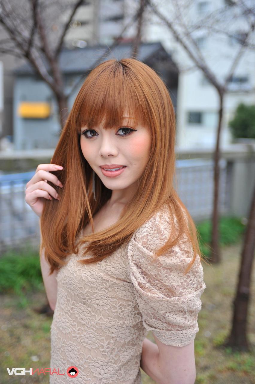 15P Das heiße japanische Mädchen mit roten Haaren Reika Kitahara posiert im Freien in einem kurzen Kleid