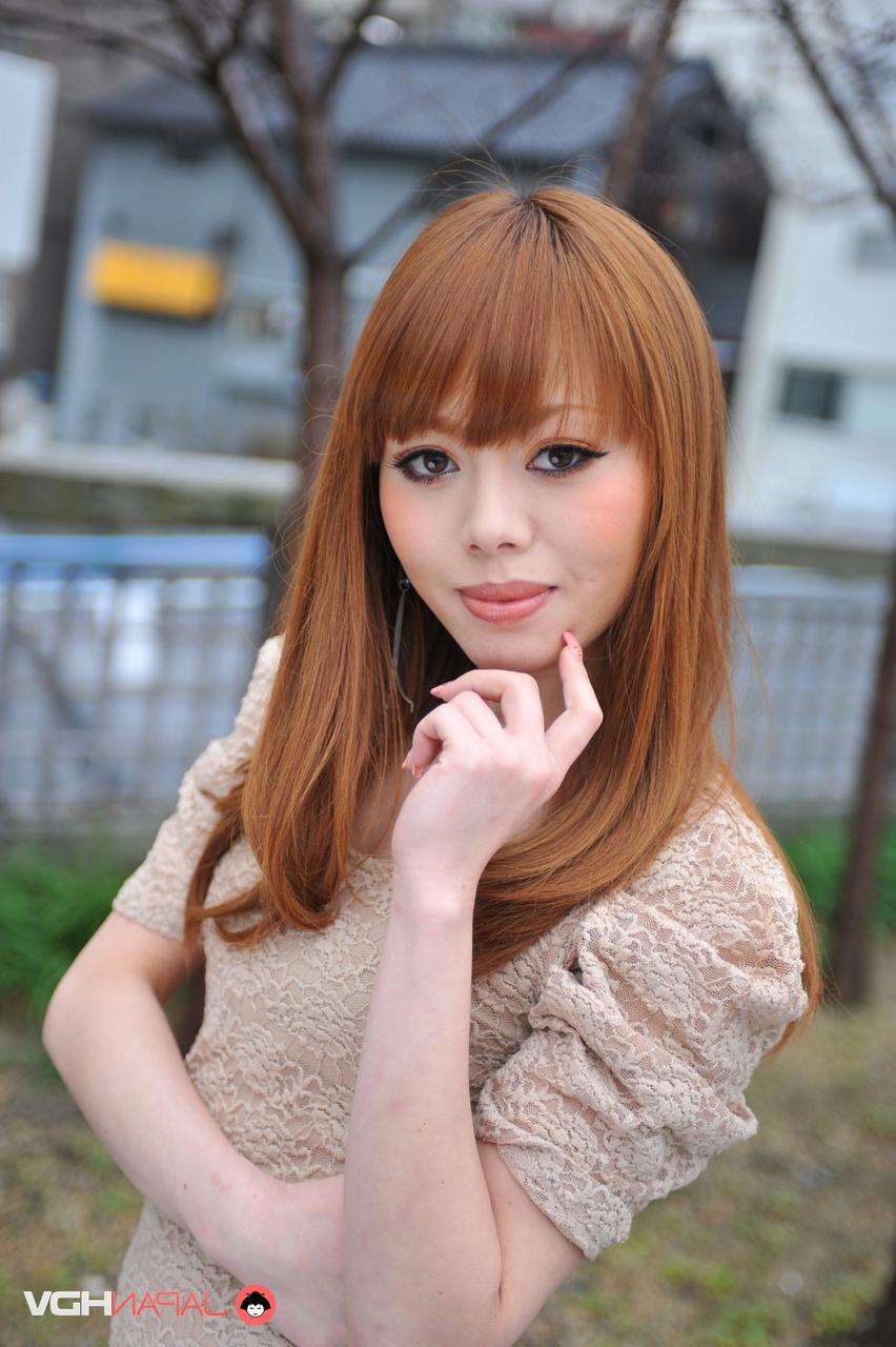 15P Das heiße japanische Mädchen mit roten Haaren Reika Kitahara posiert im Freien in einem kurzen Kleid