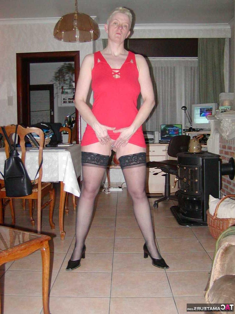 16P La rubia mayor Tiffany Pearl recibe una corrida facial durante una mamada POV