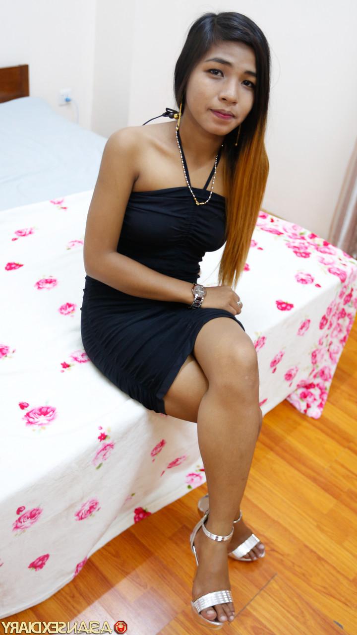20P La dulce asiática amateur Crystel B presenta su coño marrón y se la follan profundamente