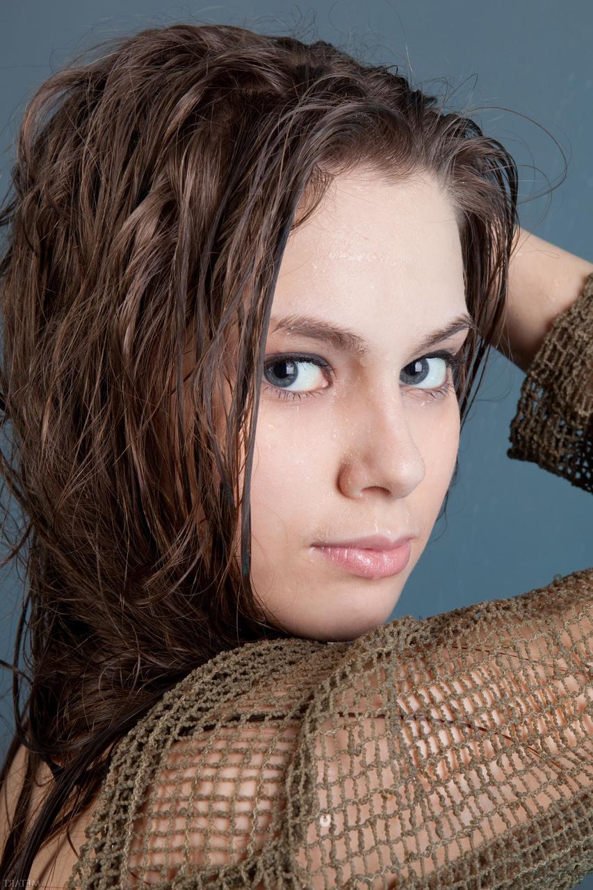 20P Linda adolescente magra Kristel A revela seus peitos pequenos e se molha