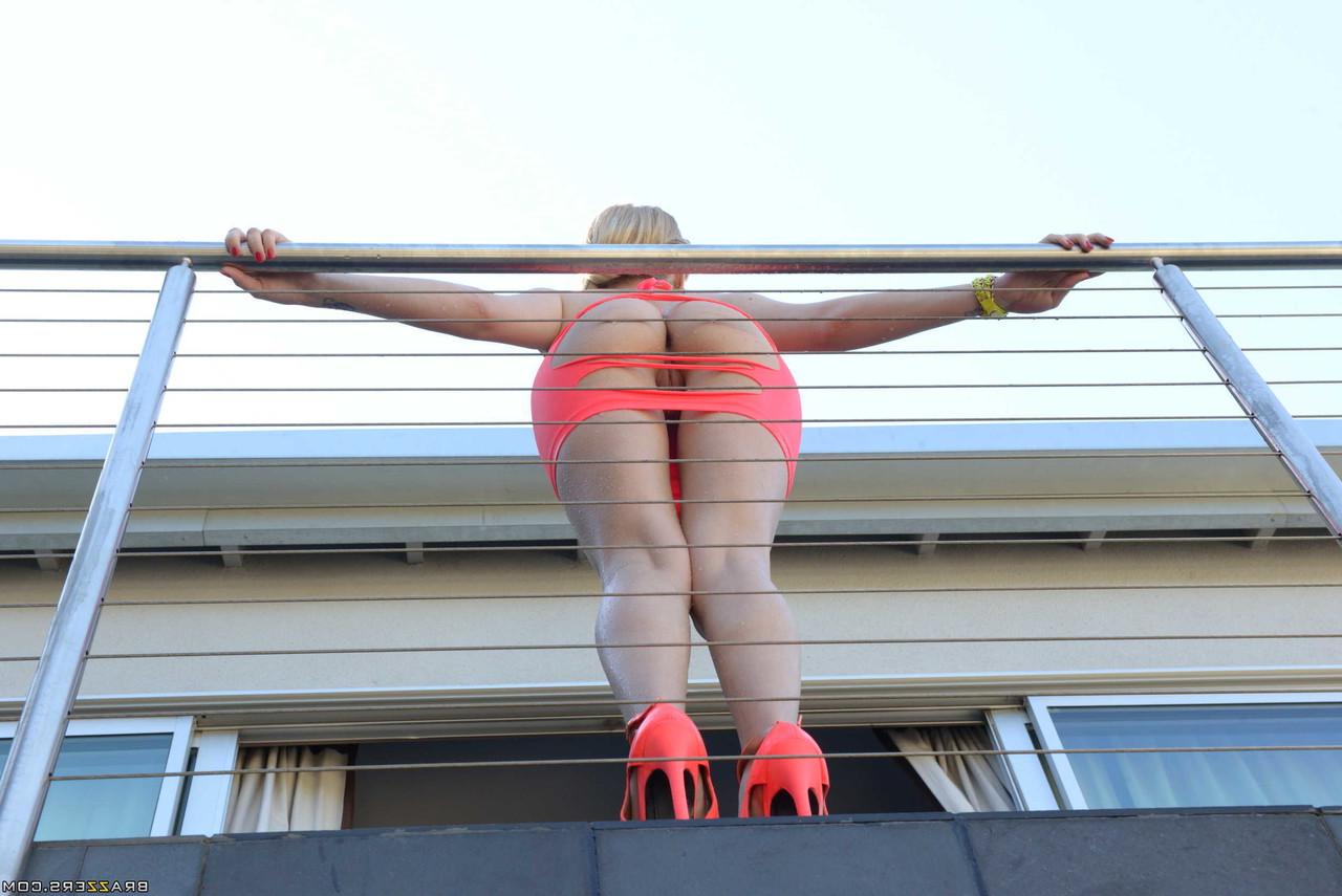20P Die sexy Blondine Bibi Noel wird auf dem Balkon von einem großen Schwanz in den Arsch gefickt