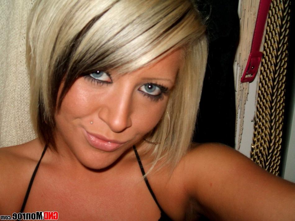 12P La chica rubia de al lado se toma selfies de una manera muy burlona