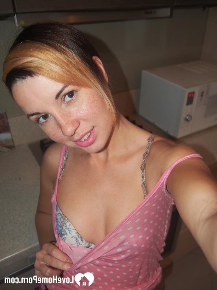 15P Une ado coquine enlève son soutien-gorge et montre ses petits seins naturels en solo
