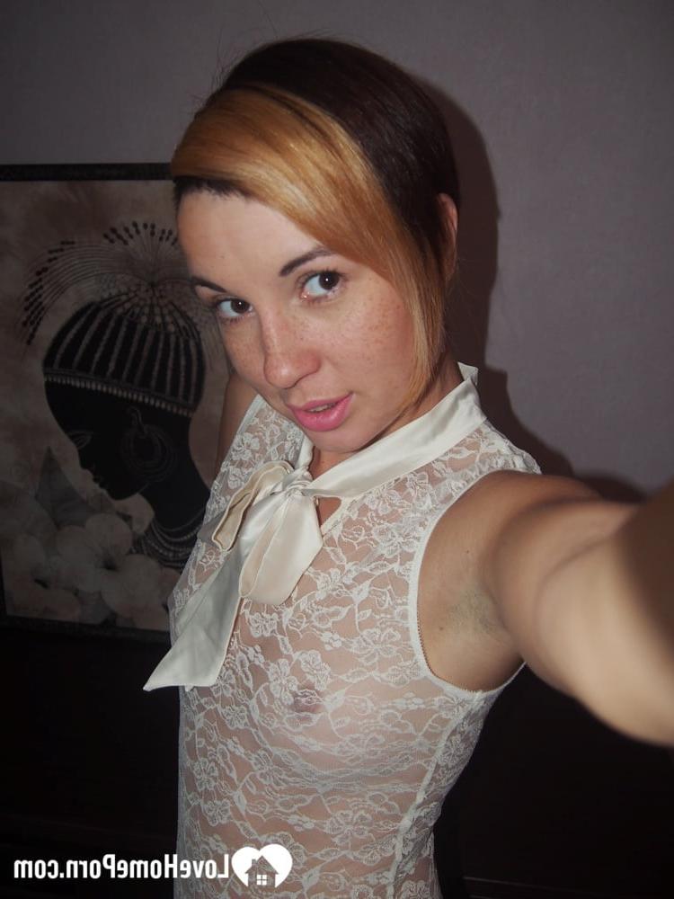 15P Une ado coquine enlève son soutien-gorge et montre ses petits seins naturels en solo
