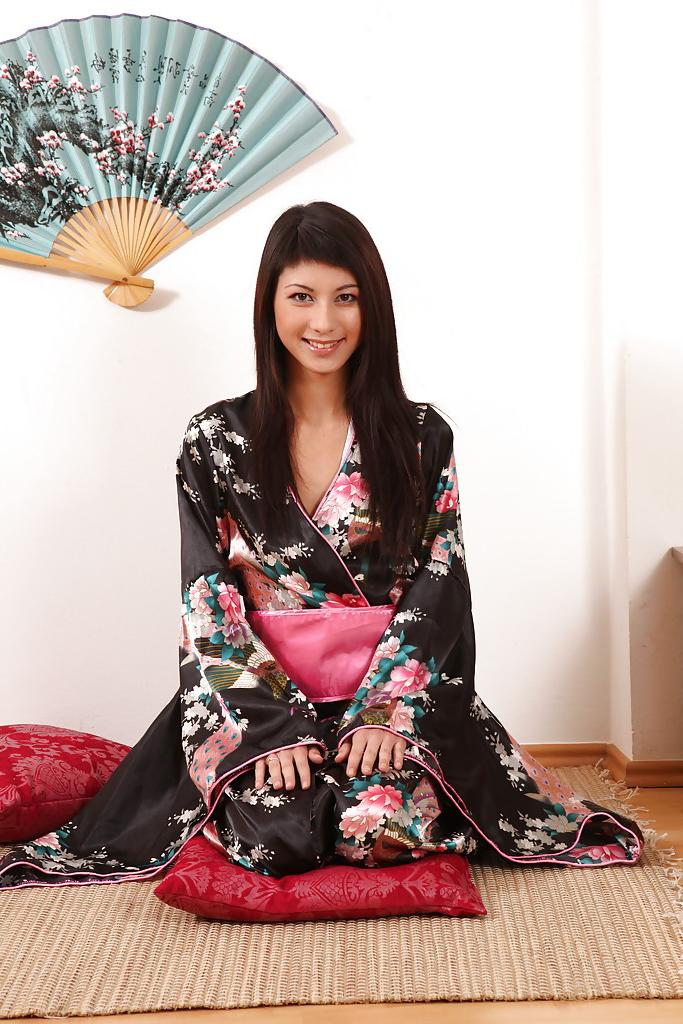16P Yukiko asiática sexy espalhando buceta inchada e esfregando clitóris inchado