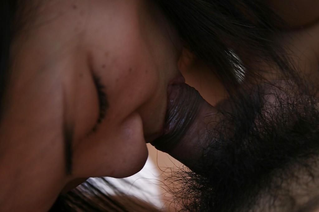 15P La MILF asiática cachonda Aika Tono hace mamada y se deja follar duro el coño afeitado