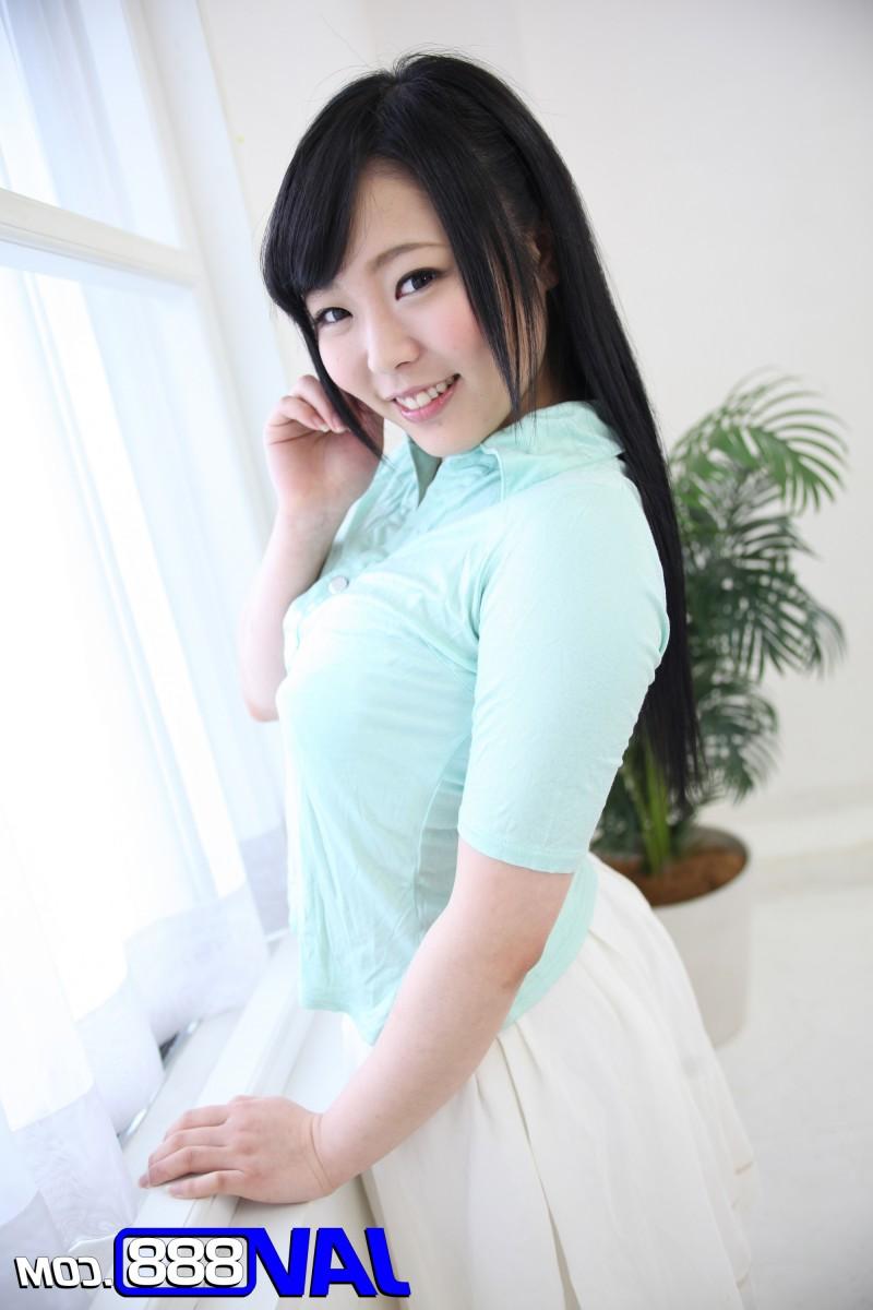 20P A adorável garota japonesa Yui Kawagoe posa sozinha antes de fazer sexo