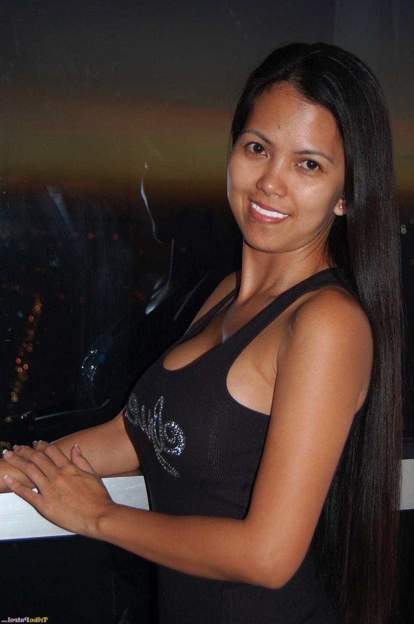 20P La filipina amateur Leanne Pena expone sus hermosas tetas y chupa una polla