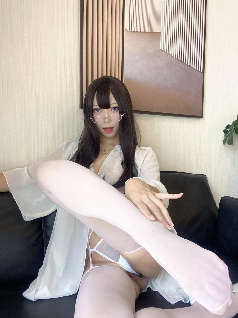 10P Une asiatique chaude montre son gros cul tout en se taquinant en bas et talons hauts.
