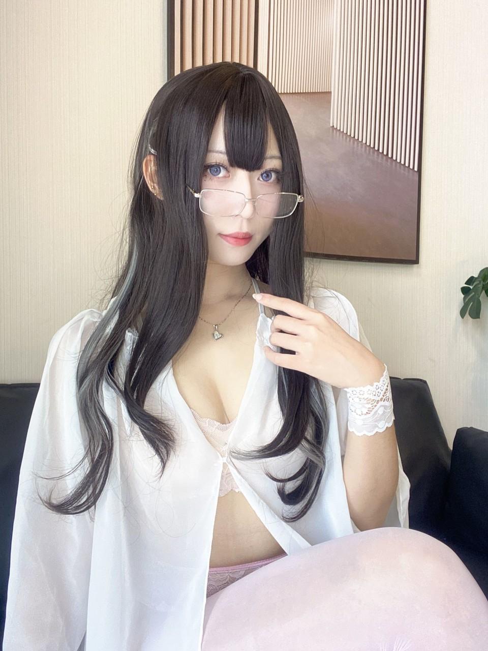 10P Une asiatique chaude montre son gros cul tout en se taquinant en bas et talons hauts.