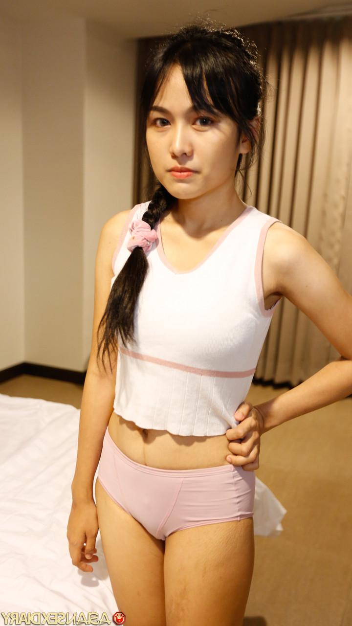 20P La guapa asiática Aye muestra sus hermosas tetas antes de tener sexo en POV