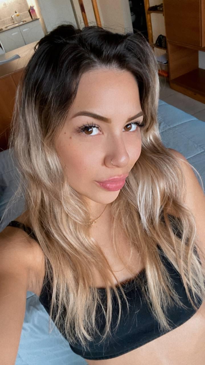 10P Curvy OnlyFans cam babe Emily Train shows her big ass while taking nudes