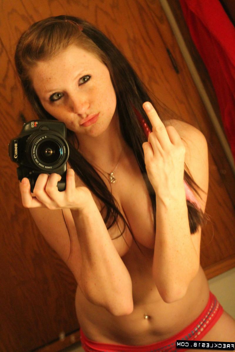 12P Amateur Freckles 18 zeigt den Finger, während sie Selfies im Badezimmerspiegel macht