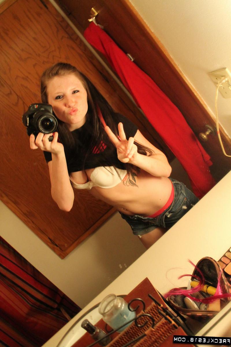12P Amateur Freckles 18 zeigt den Finger, während sie Selfies im Badezimmerspiegel macht