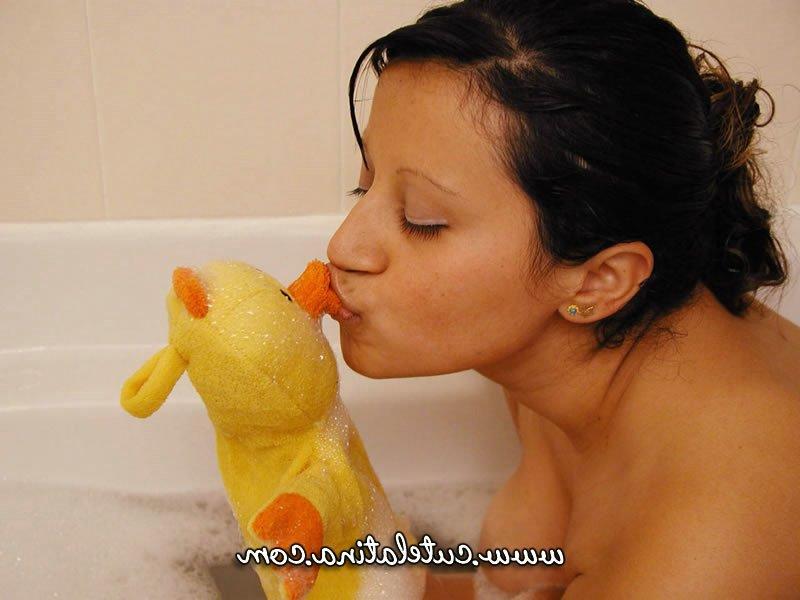 14P Une Latina aux gros seins se masturbe avec des jouets sexuels pendant son bain